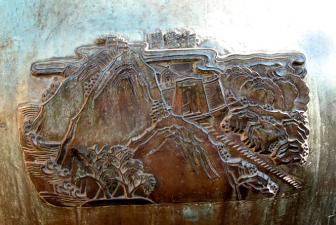 Đồn lũy phòng thủ Hải Vân Quan được khắc trên Dụ Đỉnh - một trong chín đỉnh đồng, biểu tượng nền độc lập của nước VN - đặt tại hoàng cung Huế              -Ảnh tư liệu