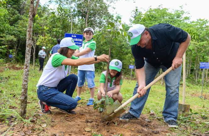Gia đình ông Rohan Barker tham gia trồng cây , thêm mảng xanh cho đảo ngọc  Thuận Thắng