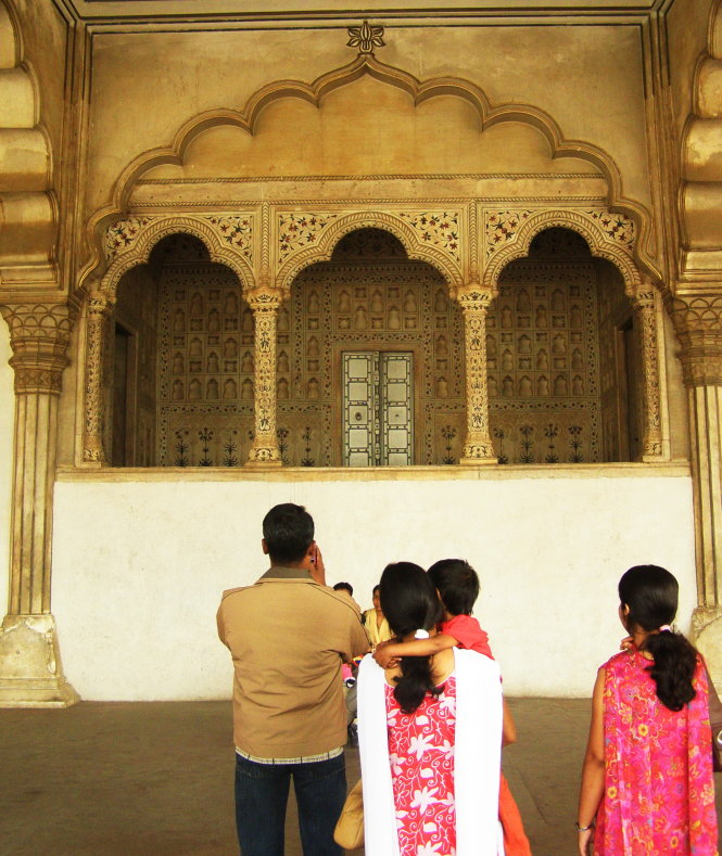 Khác với bên Taj Mahal, khách viếng thăm pháo đài Agra chủ yếu là người Ấn