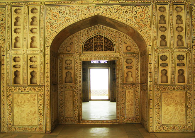 Những chạm khắc tinh xảo trong pháo đài đỏ Agra