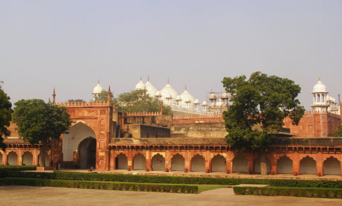 Hàng hàng lớp lớp điện đài, nhà thờ Hồi giáo các phong cách, kiến trúc khác lộng lẫy trong pháo đài đỏ Agra
