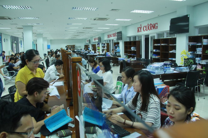 TP Đà Nẵng đã bỏ ra 634 tỉ đồng để thu hút và đào tạo nhân tài. Trong ảnh: công chức làm việc tại trung tâm hành chính Đà Nẵng-Hữu Khá