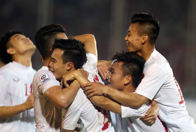 Niềm vui của các cầu thủ Việt Nam trong trận thắng chủ nhà Myanmar 2-1, trận mở màn AFF Suzuki Cup 2016-N.K.