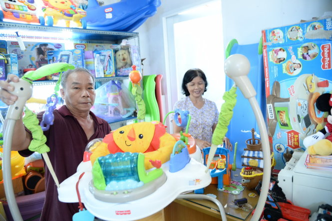 Cửa hàng cho thuê đồ chơi của chị Lâm Thùy Dương chuẩn bị những món đồ chơi để khách thuê qua mạng -Tự Trung