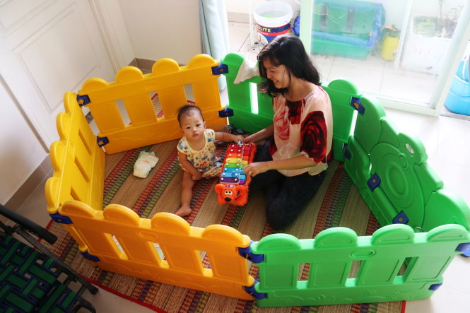 Hai mẹ con chị Nguyễn Thị Cẩm Tú (Q.Tân Phú, TP.HCM) vui đùa trong sân chơi mini chị vừa thuê ở cửa hàng đồ chơi-Tiến Long