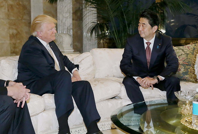Ông Shinzo Abe là nguyên thủ nước ngoài đầu tiên chính thức gặp ông Donald Trump sau khi ông Trump đắc cử -japantimes.co.jp