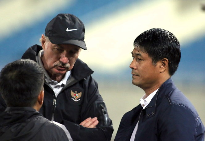 HLV Alfred Riedl (giữa) cùng HLV Nguyễn Hữu Thắng (bìa phải) trước trận giao hữu giữa đội tuyển Indonesia và VN tại Hà Nội hôm 8-11 -N.K.