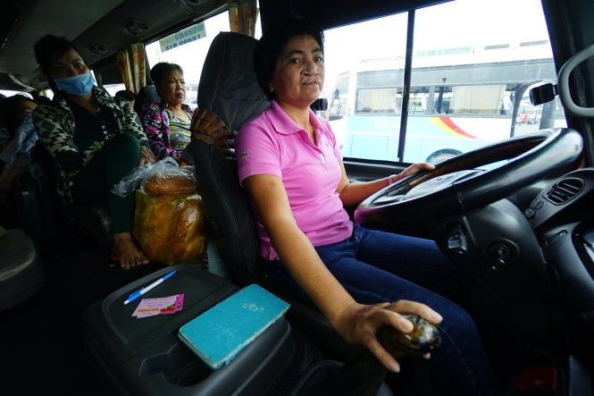 Chị Châu Mỹ Huỳnh trên một chuyến xe từ TP.HCM đi Đồng Tháp -QUANG ĐỊNH
