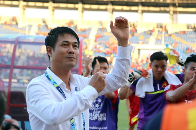 HLV Nguyễn Hữu Thắng chào cổ động viên VN khi giành chiến thắng ở vòng bảng -N.K.