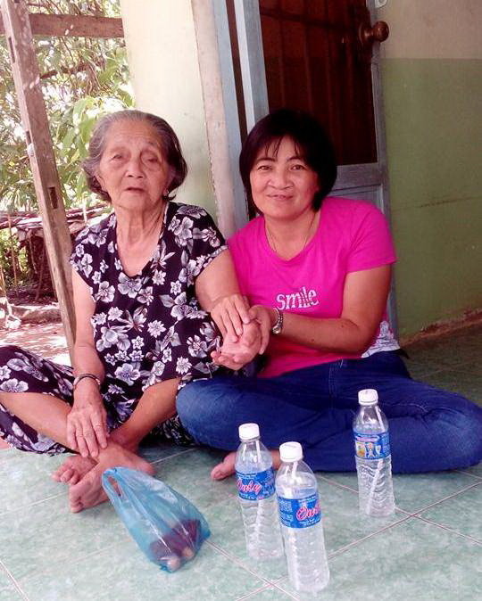 Chị Huỳnh và bà ngoại quấn quýt bên nhau trong những ngày chị được nghỉ phép -Thu Dung