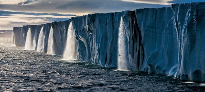 Những thác nước chảy ra từ băng ở Greenland (trích từ phim)-National Geographic