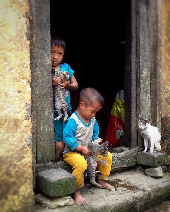 Trẻ em trên mọi nẻo đường đất nước luôn để lại những khoảnh khắc đáng nhớ -T.T.L.