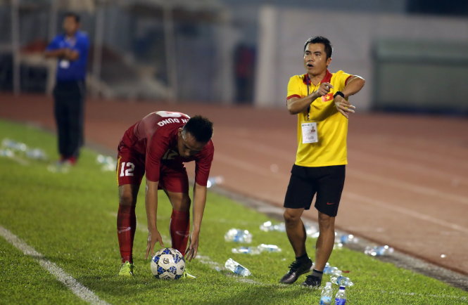 Hình ảnh HLV Phạm Minh Đức vừa chỉ tay vào đồng hồ vừa kêu gọi các cầu thủ U-21 VN câu giờ ở cuối trận đấu với U-21 Myanmar-N.K.