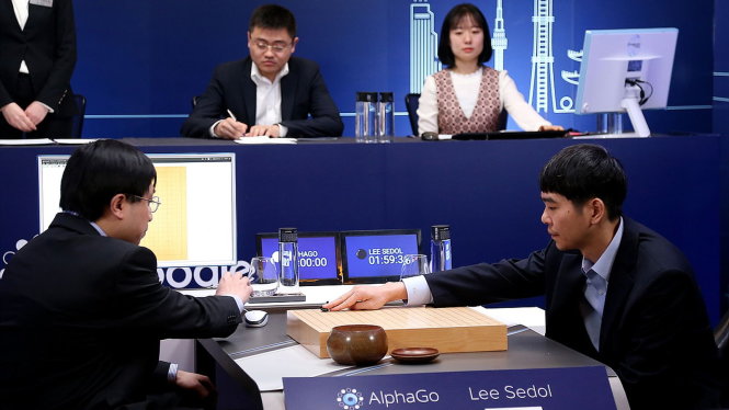 Phần mềm AlphaGo đánh bại kỳ thủ Lee Sedol trong cuộc chiến cờ vây căng thẳng hồi tháng 3 -The Verge