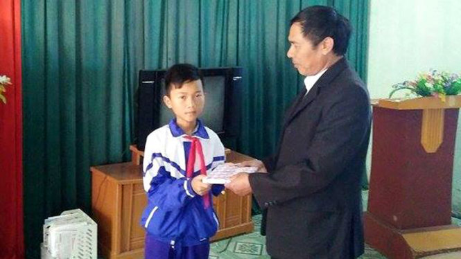 Chiếc ví mất 1 năm rưỡi ở TP.HCM bất ngờ được tìm thấy tại Nha Trang- Ảnh 2. Nam sinh lớp 5 trả lại dây chuyền 3 chỉ vàng nhặt được