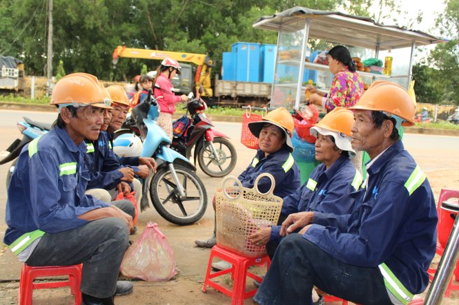 Những người nông dân lớn tuổi ở miền Tây đang là lao động chính trên các công trình tại Phú Quốc -Duy Khánh