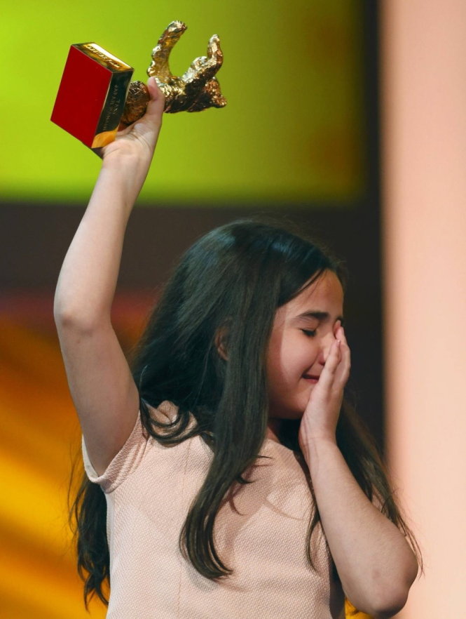 Cháu gái Hana Saeidi đại diện đạo diễn Japar Panahi nhận Giải Gấu vàng tại Liên hoan phim Berlin 2015