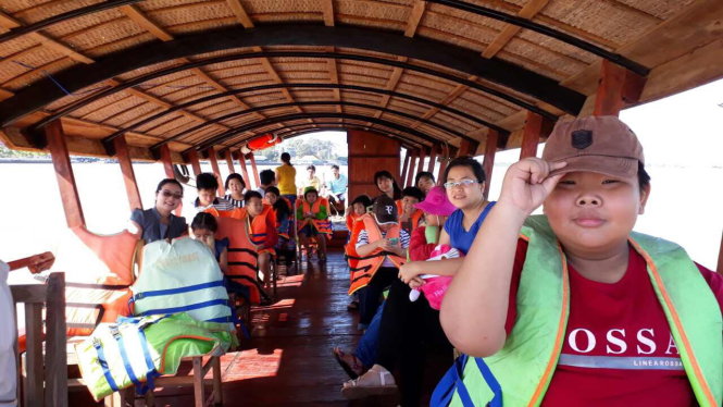 Nhiều trẻ em rất thích thú khi được “lang thang” trên sông nước -Minh Uy