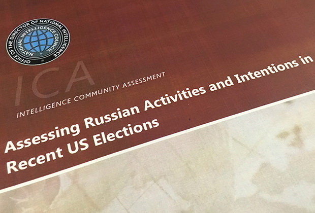 Bìa báo cáo về sự can thiệp của hacker Nga vào bầu cử Mỹ -AP
