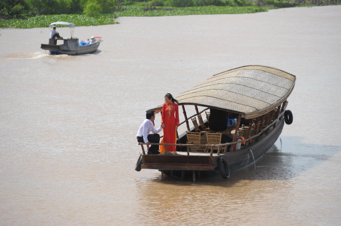 Chụp hình cưới trên sông -Minh Uy