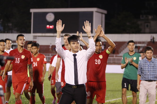 Quyền chủ tịch CLB bóng đá TP.HCM Lê Công Vinh dẫn cầu thủ đi chào khán giả sau trận đấu  -N.K.