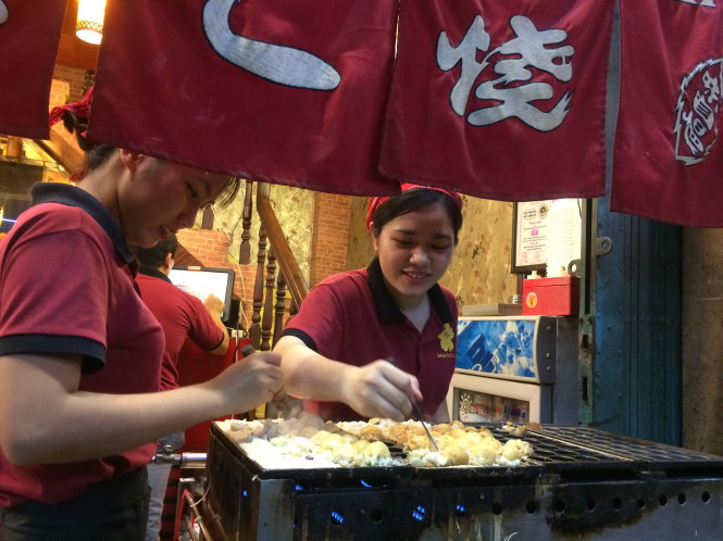 Món takoyaki ở “khu phố Nhật” trên đường Lê Thánh Tôn, Q.1, TP.HCM-L.N.M.