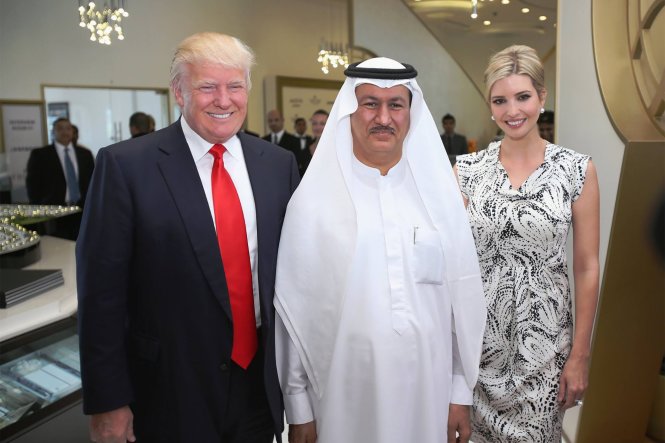 Ông Trump (trái) và vợ Melania chụp ảnh cùng Hussain Sajwani, chủ tịch Tập đoàn bất động sản DAMAC của UAE, nhân khai trương một dự án sân golf hợp tác -dailybeast.com