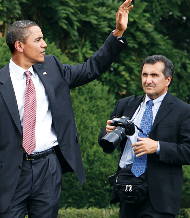 Pete Souza (phải) đã kề vai sát cánh bên tổng thống Obama suốt hơn 10 năm ròng -bostonmagazine.com