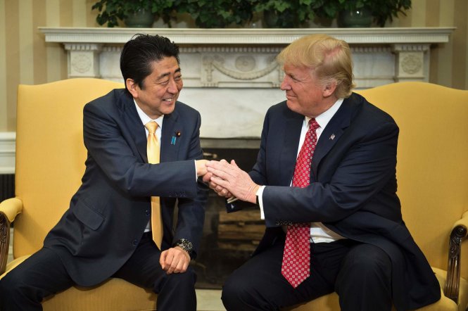 Tân Tổng thống Donald Trump (phải) tươi cười với Thủ tướng Nhật Bản Shinzo Abe, nhưng quan hệ Mỹ - Nhật sẽ đối diện nhiều thử thách phía trước-japantimes.co.jp