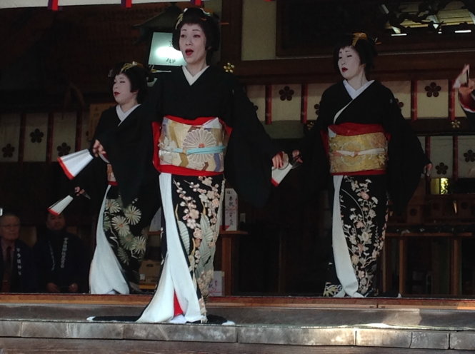 Các Geisha trong trang phục truyền thống, trang điểm cầu kỳ, xuất hiện như một đàn bướm xuân lộng lẫy-Thủy Phạm