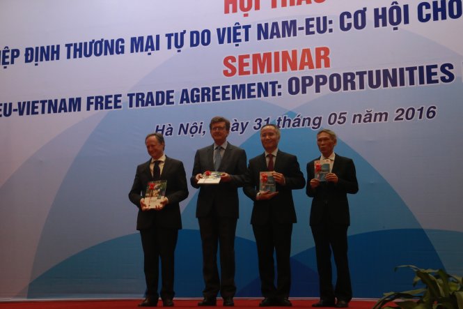 Hai Trưởng đoàn đàm phán của hiệp định thương mại tự do EU- Việt Nam: Mauro Petriccione, Phó Tổng vụ trưởng Tổng Vụ Thương mại Ủy ban châu Âu (thứ hai từ trái sang) và ông Nguyễn Quốc Khánh, Thứ trưởng Bộ Thương mại (thứ hai từ phải sang), tại lễ ra mắt Ấn phẩm hướng dẫn Hiệp định thương mại tự do EU-VN - Nguồn: Phái đoàn EU tại Việt Nam