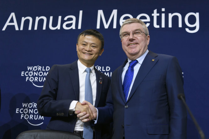 Jack Ma (trái) và cái bắt tay chiến lược với chủ tịch IOC Thomas Bach ở Davos -cntvna.com