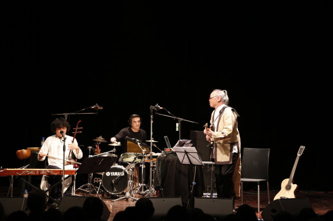 Buổi biểu diễn tối 25-2-2017 tại Trung tâm Văn hóa Pháp, Hà Nội. Từ trái qua: Ngô Hồng Quang, nghệ sĩ trống Alex Tran, Nguyên Lê-Tuấn Anh