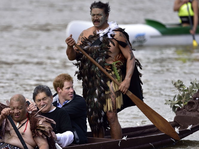 Người Maori chở hoàng tử Anh Harry (thứ hai từ phải sang) trên sông Whanganui -japantimes.co.jp