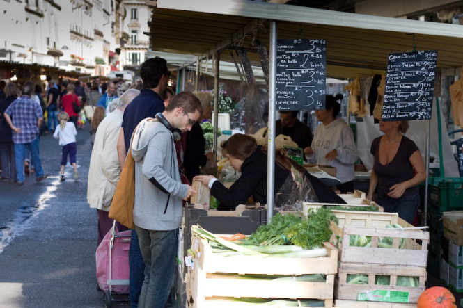 Chợ phiên trên đường Montmartre, quận 1, Paris sôi động kẻ bán người mua -Projet des Halles