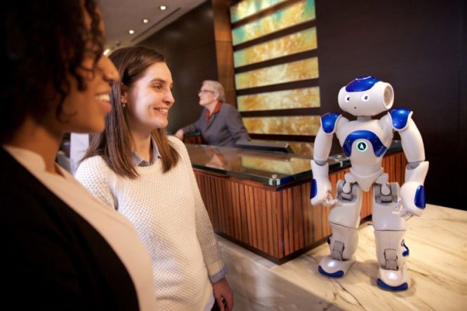Robot Connie có thể tư vấn cho du khách nơi mua sắm, ăn uống