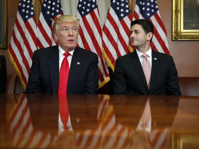 Ông Paul Ryan (phải) và Tổng thống Trump đã phải từ bỏ dự luật AHCA, ít ra là lúc này -salon.com