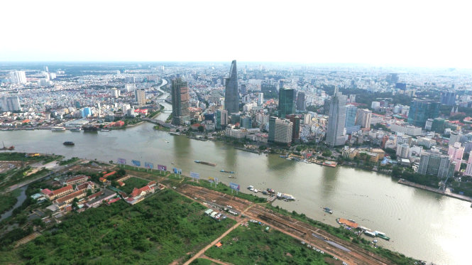 Hai bên bờ sông Sài Gòn, một bên là khu đô thị mới Thủ Thiêm đang dần hình thành và một bên là trung tâm Q.1-Thuận Thắng