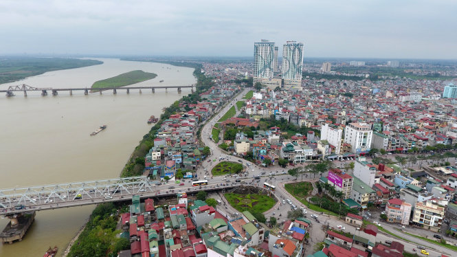 Do việc phát triển hai bờ sông Hồng thời gian qua thiếu quy hoạch đã dẫn đến những hệ quả đáng tiếc-Khánh Linh