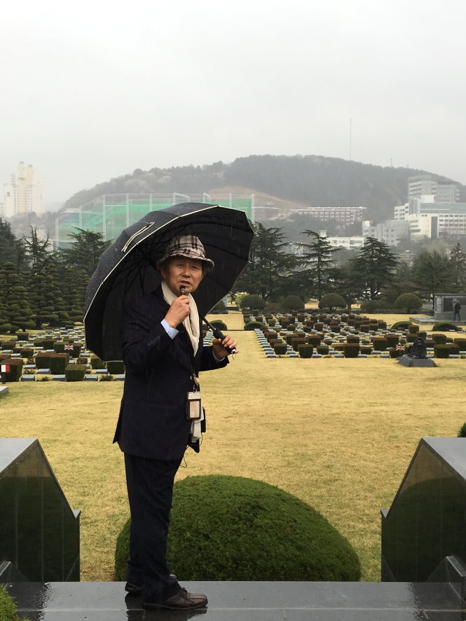 Ông Choi Ku Sik, hướng dẫn viên tại nghĩa trang tưởng niệm của Liên Hiệp Quốc ở Busan (Hàn Quốc)-Cầm Phan