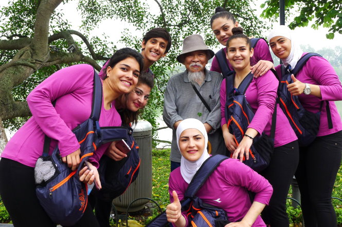 Tác giả Quang Phùng và các cô gái Syria bên hồ Gươm-Quang Phùng
