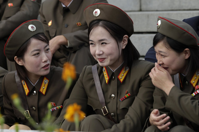 North Korean female soldiers smile before a parade to commemorate the 65th anniversary of the founding of the Workers' Party of Korea in Pyongyang October 10, 2010. REUTERS/Petar Kujundzic  (NORTH KOREA - Tags: POLITICS MILITARY ANNIVERSARY)