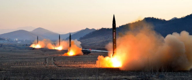 Ảnh không đề ngày đăng trên KCNA vào tháng 3-2017 cho thấy các tên lửa của Triều Tiên đang rời bệ phóng-KCNA