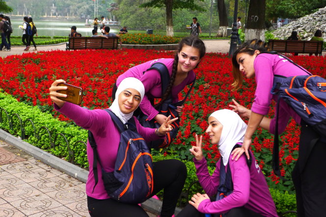 Selfie để làm quà Hà Nội cho người thân-Quang Phùng