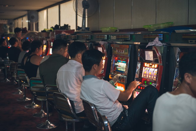 Người dân địa phương thưởng thức món giải trí từ phương Tây: máy đánh bạc tại Golden Lane Bowling Alley