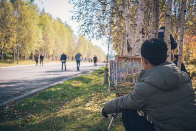 Sáng chủ nhật, bắt gặp người vẽ tranh phong cảnh bên đường