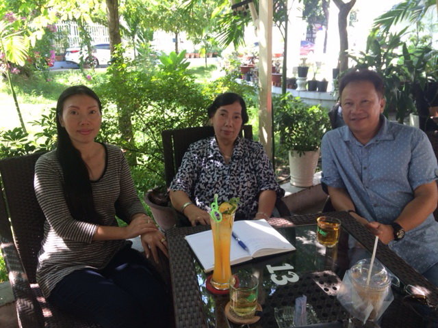 Tác giả (giữa) trong cuộc gặp vợ chồng anh Triển tại Việt Nam tháng 3-2017  -Ảnh: tác giả cung cấp