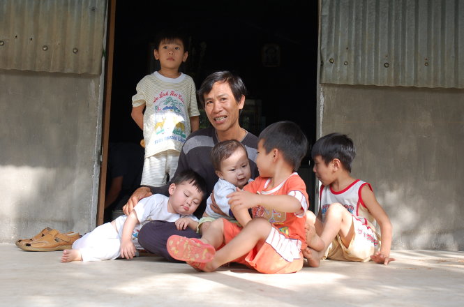 Anh Bông và những đứa trẻ trên núi Cấm  -Võ Đắc Danh chụp năm 2007