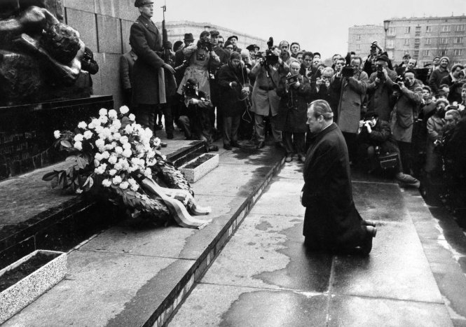 Thủ tướng Đức Willy Brandt quỳ trước đài tưởng niệm cuộc nổi dậy Warsaw 1943 -Rare Historic Photos