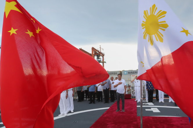 Ông Duterte chào cờ trên tàu chiến Chang Chun ngày 1-5 - Ảnh: rappler.com